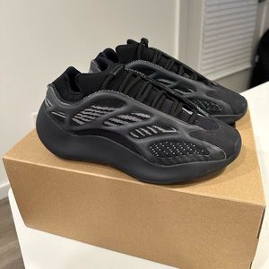Yeezy 700 black reflective!